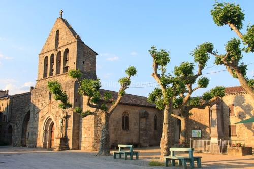 IMG_51685_PLACE ET EGLISE D AILHON VILLAGE DE CARACTERE ARDECHE
