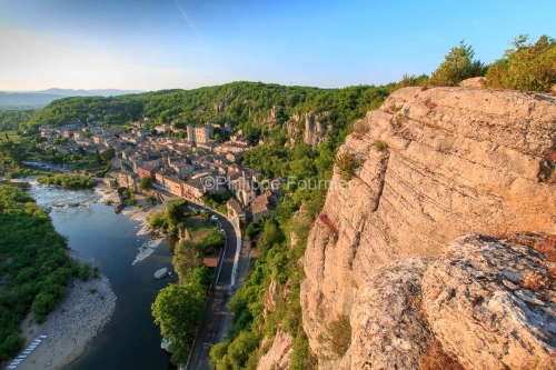 IMG_15066687_Vue_du_village_de_Vogue_Ardeche