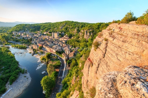 IMG_15066700_Vue_du_village_de_Vogue_Ardeche
