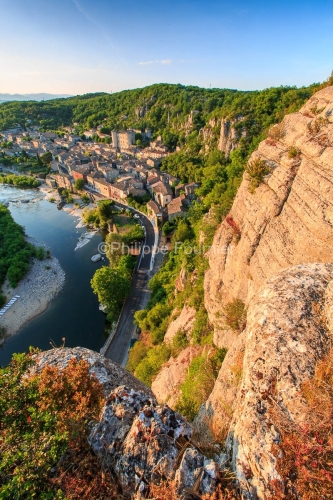 IMG_15066716_Vue_du_village_de_Vogue_Ardeche