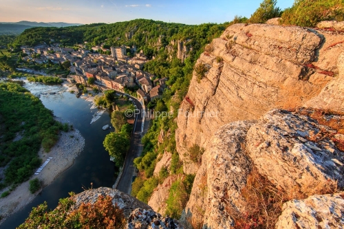 IMG_15066723_Vue_du_village_de_Vogue_Ardeche