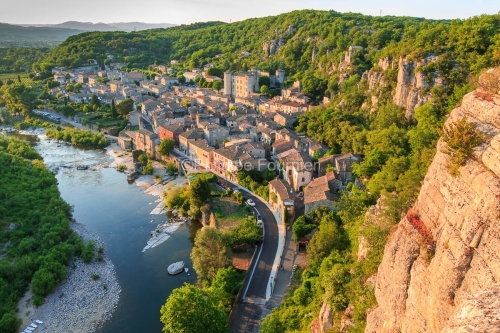 IMG_15066733_Vue_du_village_de_Vogue_Ardeche