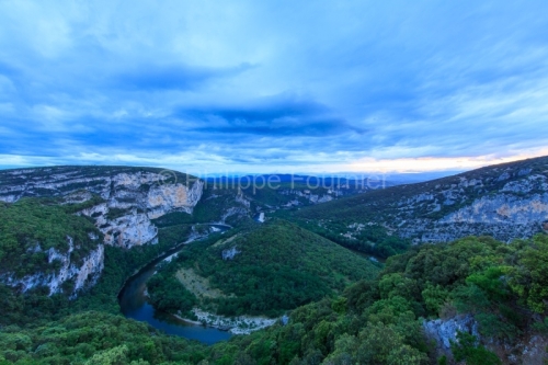 IMG_19065032_ARDèCHE (07)  VALLON PONT D'ARC RéSERVE NATURELLE DES GORGES DE L'ARDèCHE VUE DU BELVéDèRE DU SERRE DE TOURRE