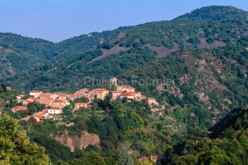 IMG_072548_ARDECHE (07)  ANTRAIGUES SUR VOLANE VILLAGE DE CARACTERE VUE DU VILLAGE, COULEE BASALTIQUE.