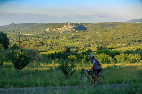 IMG_18069088_VAUCLUSE (84)  BONNIEUX CYCLISTE VUE GéNERALE LE V