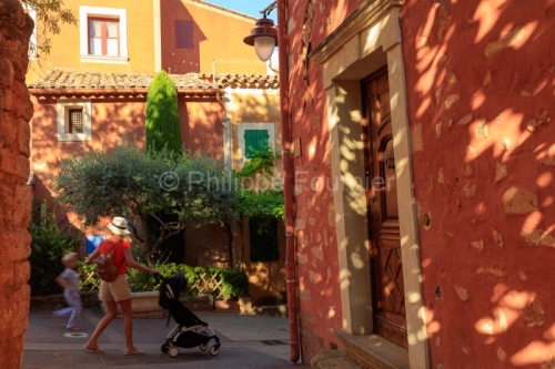 IMG_18071991_VAUCLUSE (84)  ROUSSILLON FAçADE DE MAISON DE VILL