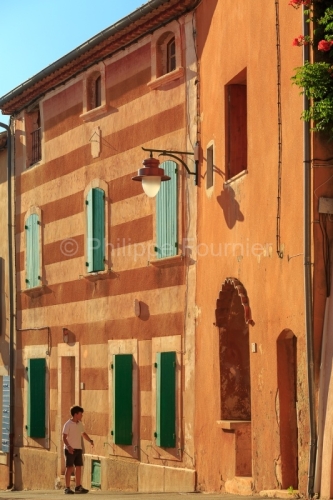 IMG_18072008_VAUCLUSE (84)  ROUSSILLON FAçADE DE MAISON DE VILL