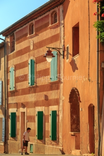 IMG_18072010_VAUCLUSE (84)  ROUSSILLON FAçADE DE MAISON DE VILL