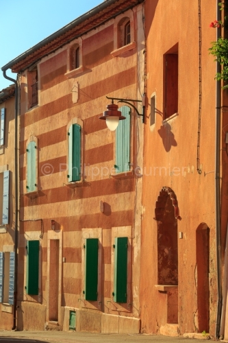 IMG_18072026_VAUCLUSE (84)  ROUSSILLON FAçADE DE MAISON DE VILL