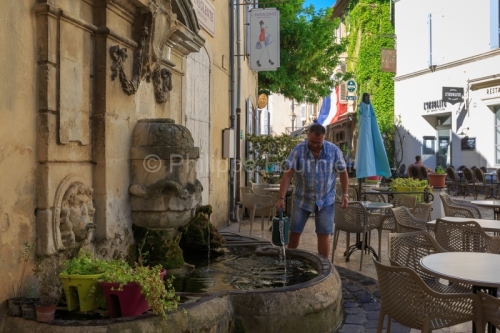 IMG_18072298_VAUCLUSE (84)  LOURMARIN LE VILLAGE LA FONTAINE PUB