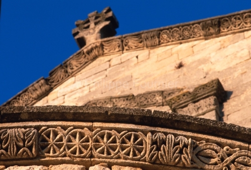 IMG_262206_DROME LA GARDE ADHEMAR EGLISE XII ROMAN PROVENCAL FRI