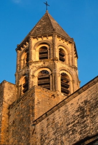 IMG_262202_DROME LA GARDE ADHEMAR EGLISE XII ROMAN PROVENCAL VUE