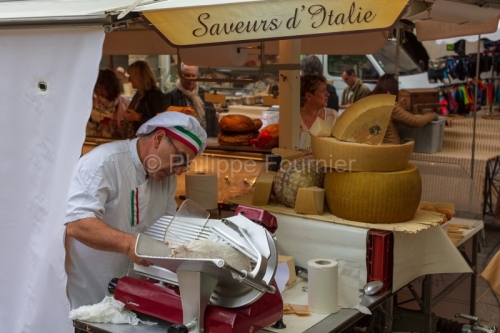 IMG_18055086_GARD (30)  UZES PLACES AUX HERBES JOUR DE MARCHE PL