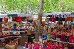IMG_18055027_GARD (30)  UZES PLACES AUX HERBES JOUR DE MARCHE PL