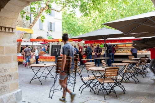 IMG_18055108_GARD (30)  UZES PLACES AUX HERBES UN SERVEUR INSTAL