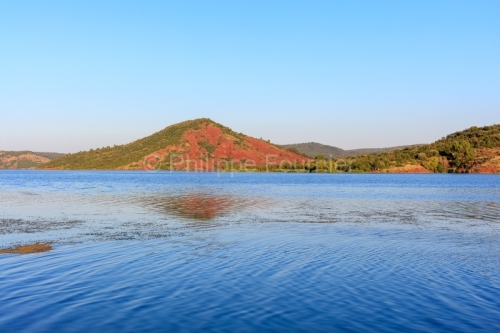 IMG_18067724_HERAULT (34)  CELLES PAYSAGE LAC DU SALAGOU GéOLOGIE ,COULEUR ROUGE DUE à LA PRéSENCE D'OXYDES DE FER , ROCHE APPELéE "RUFFE".