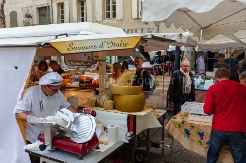 IMG_18055090_GARD (30)  UZES PLACES AUX HERBES JOUR DE MARCHE PL