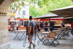 IMG_18055108_GARD (30)  UZES PLACES AUX HERBES UN SERVEUR INSTAL