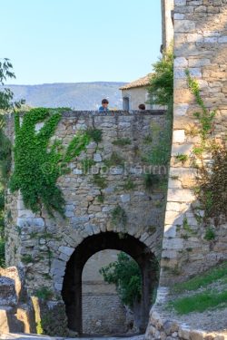 IMG_18068927_VAUCLUSE (84)  MéNERBES PATRIMOINE ENFANTS PORTE M