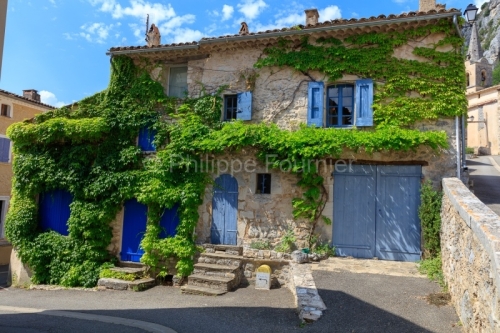 IMG_18071764_VAUCLUSE (84)  MONIEUX FAçADE DE MAISON DE VILLAGE