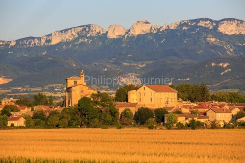 IMG_1908261570_drôme (26) alixan village circulaire champ de ma