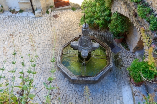 IMG_1907092663_Vaucluse (84) Crestet Villages perchés fontaine