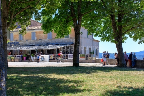 IMG_16075346_Vaucluse (84) Sault, terrasse du café la Promenade