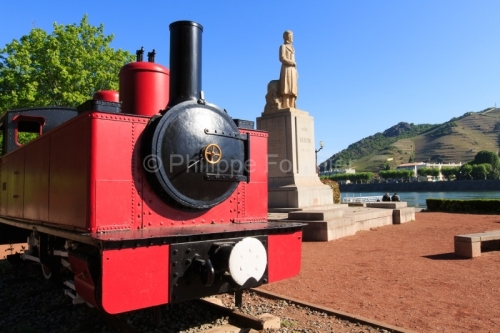 IMG_15045793_ARDECHE (07) TOURNON SUR RHONE LOCOMOTIVE ET STATUE