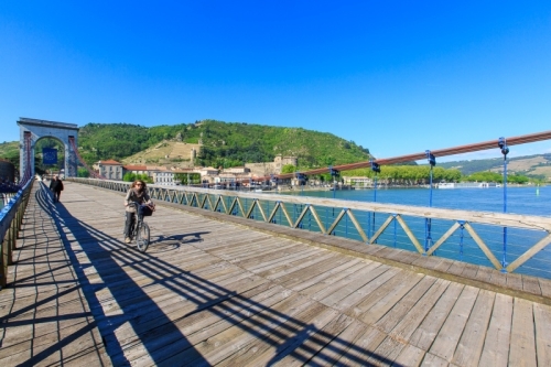 IMG_15045765_Ardeche (07) tournon sur rhone une femme à vélo sur la passerelle marc seguin