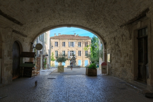 IMG_14077032_GARD (30) BARJAC PASSAGE COUVERT PLACE DE LA MAIRIE