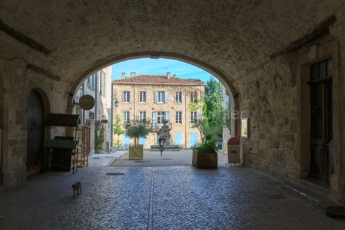 IMG_14077034_GARD (30) BARJAC PASSAGE COUVERT PLACE DE LA MAIRIE