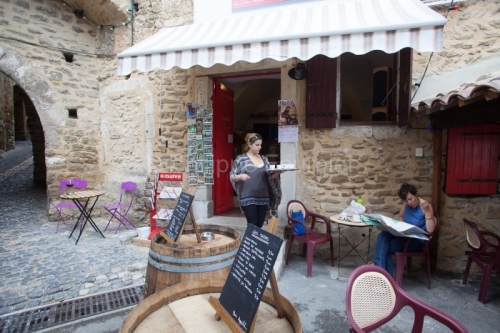 IMG_13083678_ARDECHE (07) SAINT MONTAN LA ROBE ROUGE BAR A VIN