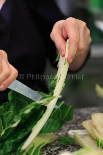 IMG_13099966_EPLUCHER COTES DE BLETTES LA CUISINE DE CHRISTIANE