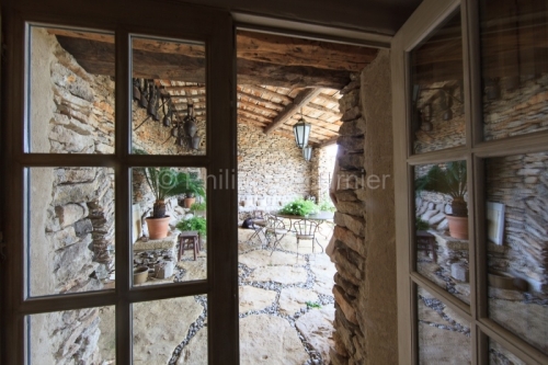 IMG_892098_SALON EXTERIEUR LA MAISON DE PEGUY GORDES LUBERON VAU