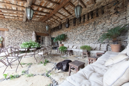 IMG_892105_SALON EXTERIEUR LA MAISON DE PEGUY GORDES LUBERON VAU