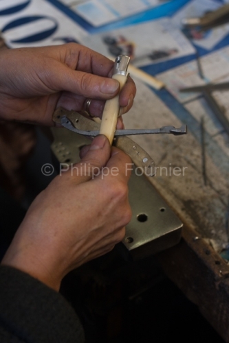 IMG_44240_Puy de Dome (63) thiers Savoir Faire Coutellerie L ECONOME MONTAGE COUTEAU LAGUIOLE