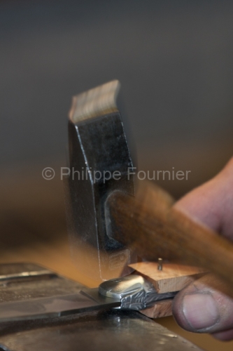Savoir-Faire_IMG_47003_MONTAGE COUTEAUX LAGUIOLE FORGE DE LAGUIO