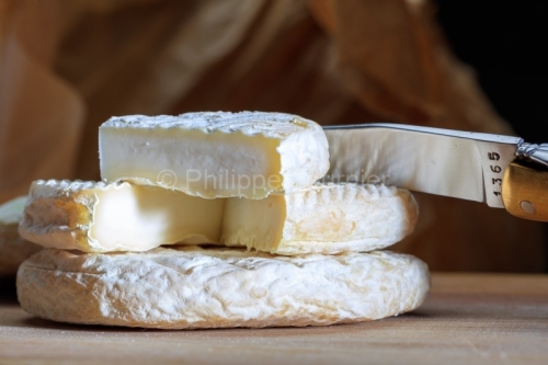 Ardèche (07) Préaux caillé doux de St. Félicien, culinaire, prêt à déguster.  //France. Ardèche (07) Preaux soft curd from St. Félicien, culinary, ready to taste.
