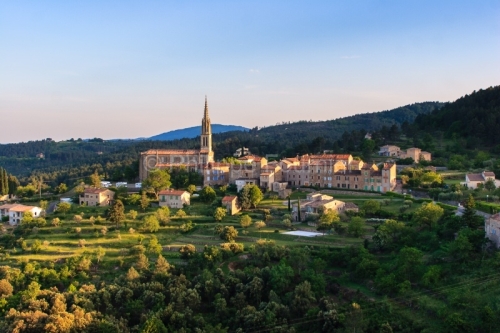 IMG_29319_ARDECHE (07) BANNE VILLAGE DE CARACTERE L'éGLISE STYL