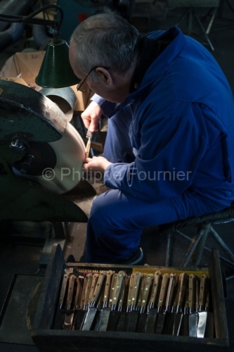 Savoir-Faire_IMG_44311_L ECONOME ATELIER PONCAGE MANCHE BOIS THI