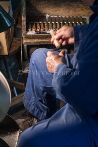 Savoir-Faire_IMG_44323_L ECONOME ATELIER PONCAGE MANCHE BOIS THI