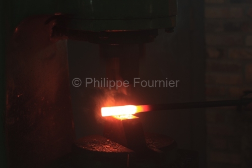 IMG_44752_PUY DE DOME (63) THIERS SAVOIR FAIRE HENRI VIALLON MEILLEUR OUVRIER DE FRANCE ATELIER DE FORGE D'UNE LAME DAMAS