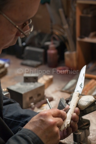 Savoir-Faire_IMG_46837_SCULPTURE MANCHE IVOIRE VIRGILIO MUNOZ CA