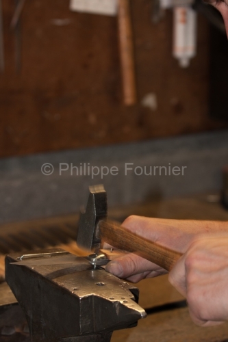 IMG_46997_Aveyron (12) Laguiole Savoir Faire Forge De Laguiole assemblage COUTEAUX LAGUIOLE
