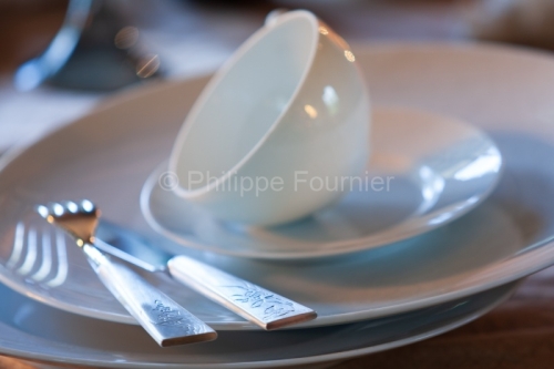Savoir-Faire_IMG_47580_ASSIETTE ET COUVERT  PORCELAINE DE LIMOGE