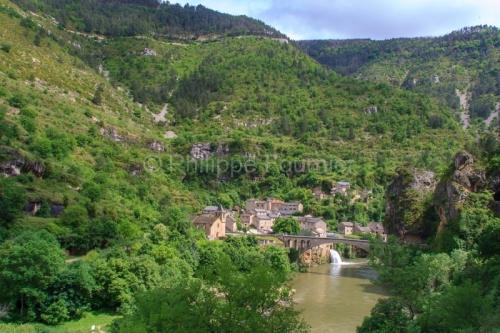 IMG_48941_LOZERE (48) SAINT CHELY DU TARN LE VILLAGE ET SA CACAD