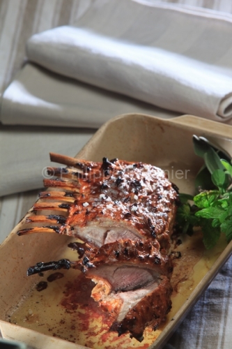 IMG_94862_CARRE D'AGNEAU EN CROUTE DE CHATAIGNE ET POMMES DE TER