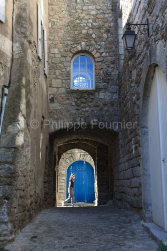 IMG_0408111139_Ardeche (07) lanas medieval lane and carries blue
