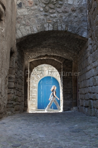 IMG_0408111147_Ardeche (07) lanas medieval lane and carries blue
