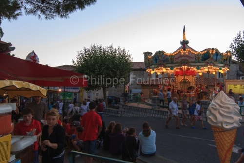 IMG_050811623_ARDECHE (07) RUOMS MARCHé NOCTURNE GLACIER MANEGE